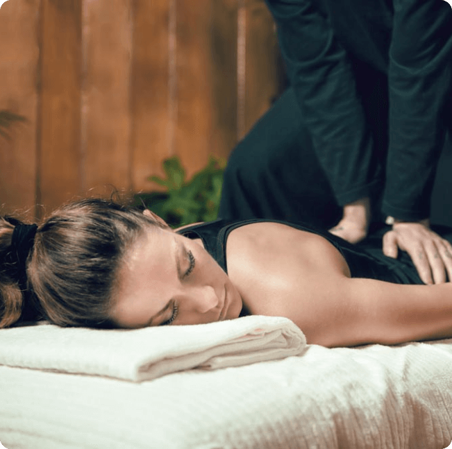 Frau erhält Shiatsu Massage